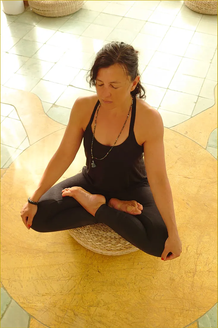 Daniela Ladwig im Lotussitz – Ausbildung zur Entspannungskursleiterin bei Yoga Vidya