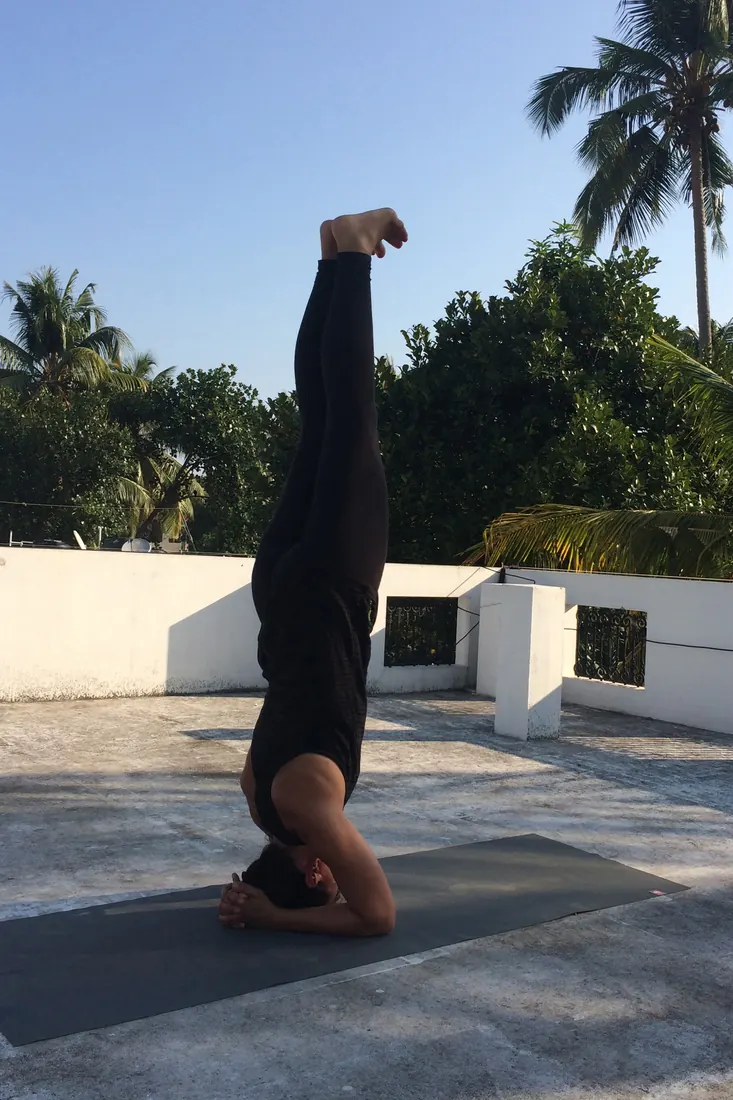 Daniela Ladwig im Handstand in Indien – One-on-One Yoga Personal Training